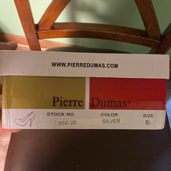 Brand new in the box still smells new. Pierre Dumas Silver heels size 8.5. - Picture 8 of 8